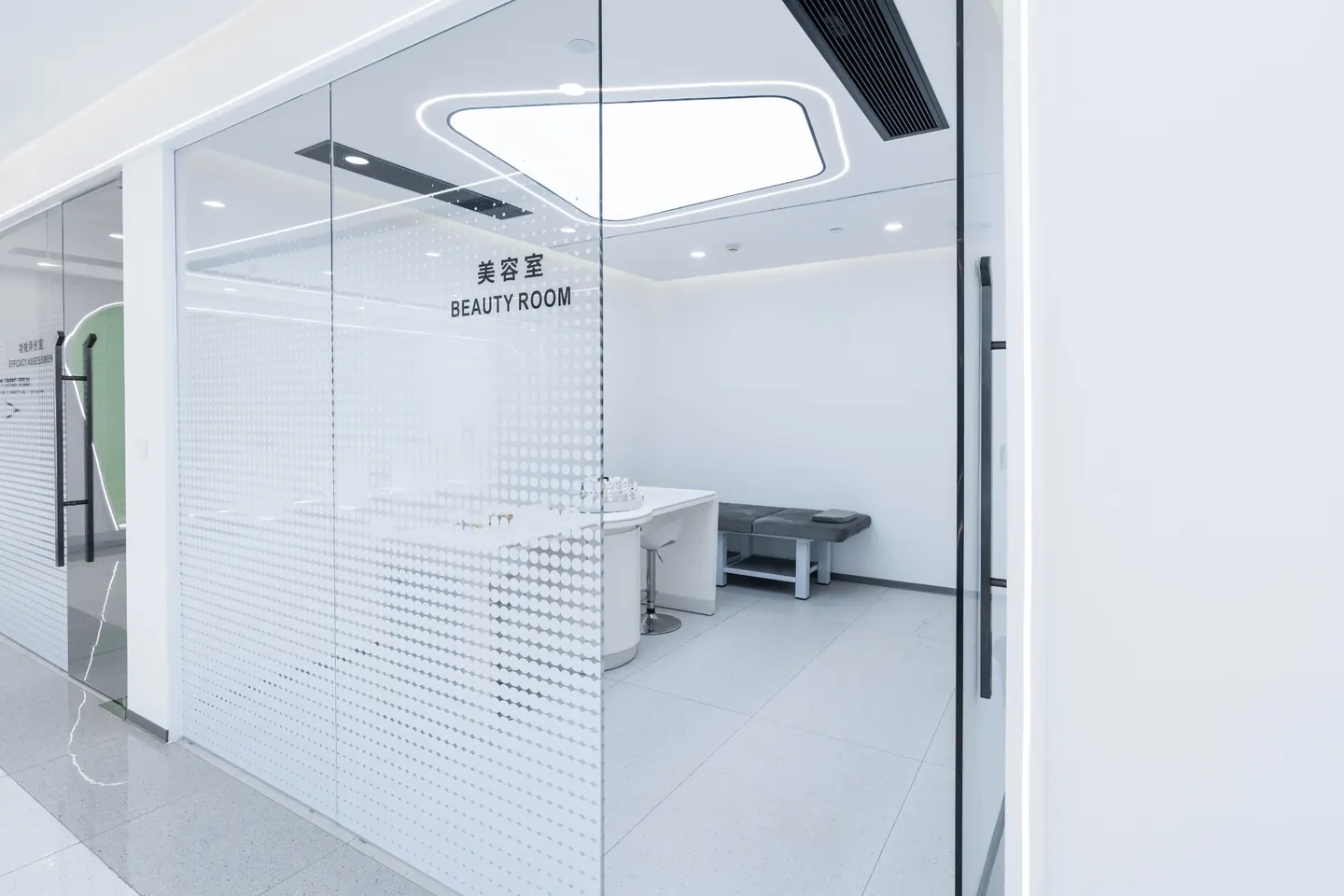 Beauty evaluation room at LAPONY