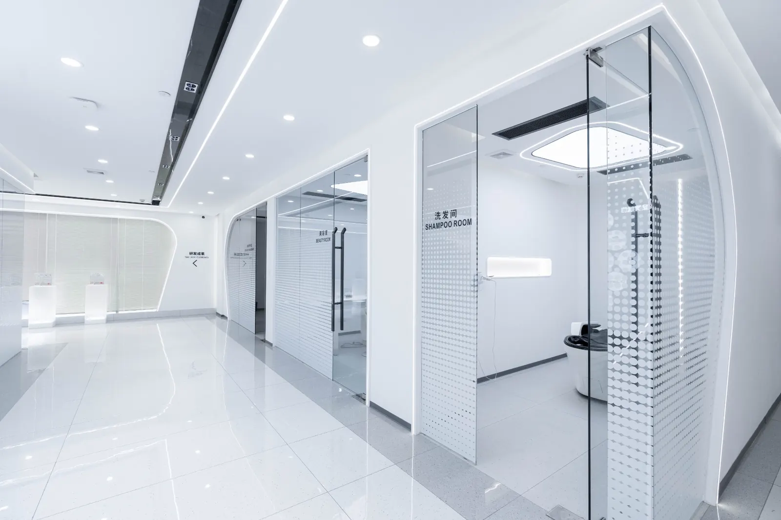 Cosmetic R&D corridor and laboratory access at LAPONY